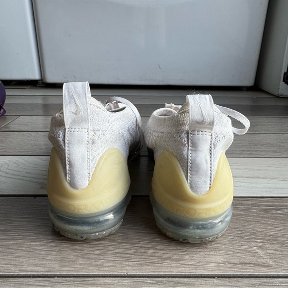 Nike Women's Air VaporMax 2021 Flyknit Shoes | Size: 7 | Pre-Owned Condition - Picture 6 of 7